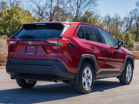 Used 2021 Toyota RAV4 XLE w/ Convenience Package image 7