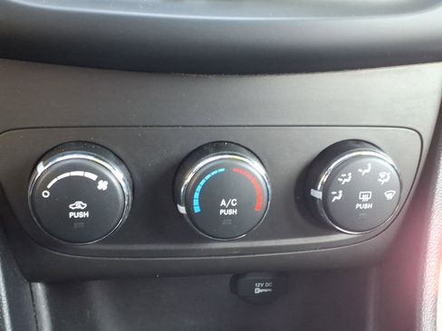 Used 2014 Dodge Avenger SE FWD image 19