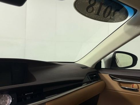Used 2018 Lexus ES 350 w/ Luxury Package w/Wood Trim image 21