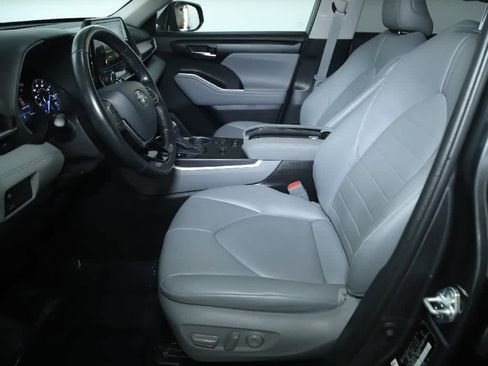 Certified 2021 Toyota Highlander XLE AWD/4WD image 18
