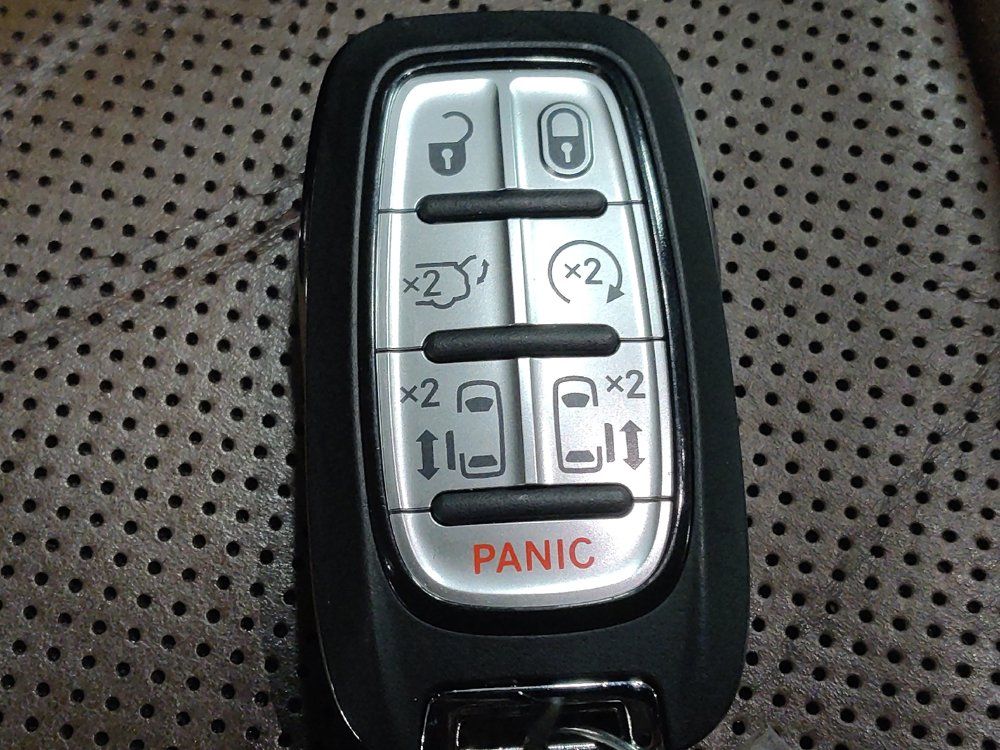 Used 2017 Chrysler Pacifica Limited FWD image 32