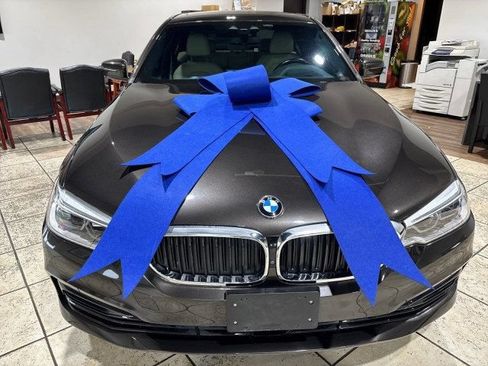 Used 2019 BMW 530e w/ Executive Package RWD image 2