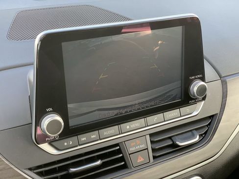 Used 2025 Nissan Altima 2.5 SV FWD image 12