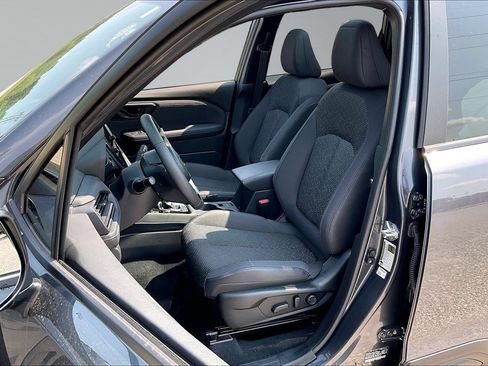 Certified 2025 Subaru Forester Premium AWD/4WD image 26