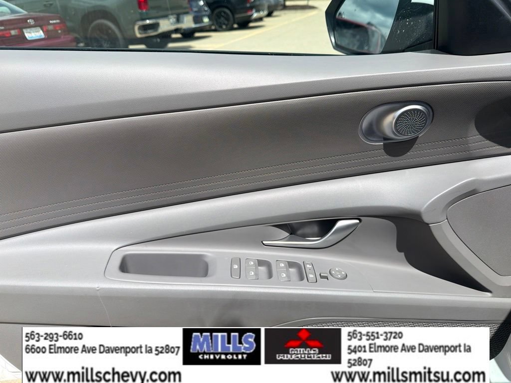 Used 2025 Hyundai Elantra Hybrid FWD image 12