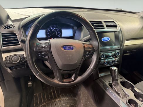 Used 2017 Ford Explorer XLT w/ Equipment Group 201A FWD image 22