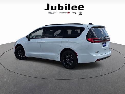 New 2026 Chrysler Pacifica Limited w/ Uconnect Theater Family Group AWD/4WD image 4