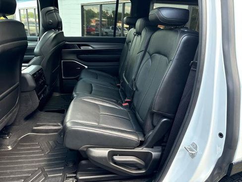 Used 2023 Jeep Wagoneer Series II AWD/4WD image 19