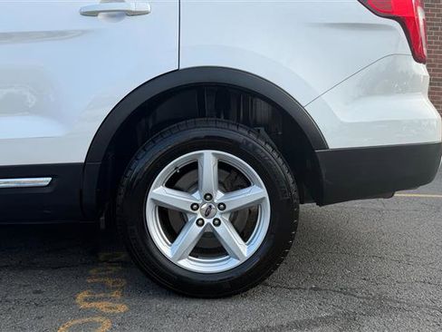 Used 2017 Ford Explorer XLT w/ Equipment Group 202A AWD/4WD image 6