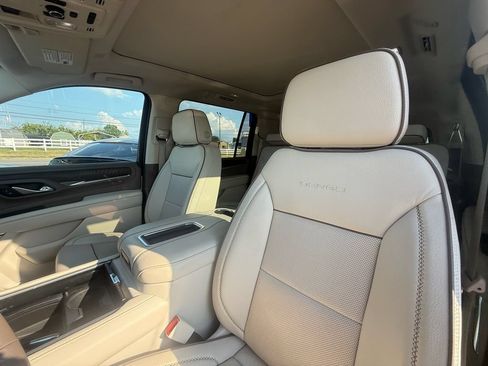 Used 2023 GMC Yukon XL Denali AWD/4WD image 13