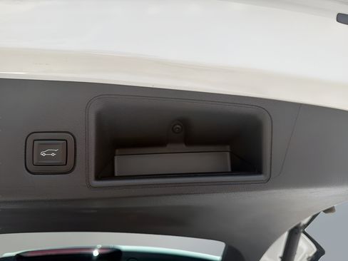 Used 2022 GMC Terrain SLE w/ Driver Convenience Package FWD image 13
