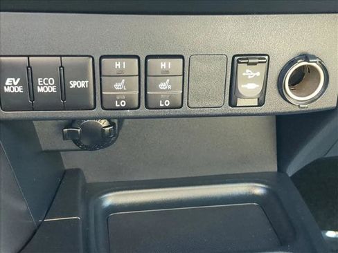 Used 2018 Toyota RAV4 SE w/ Advanced Technology Package image 26