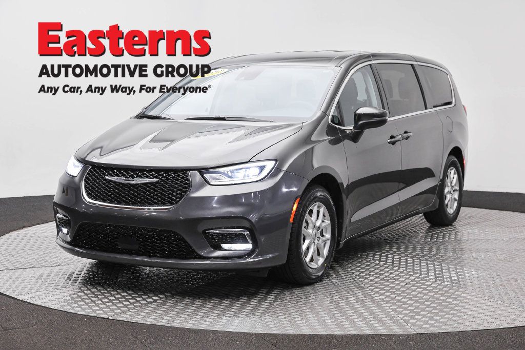 Used 2023 Chrysler Pacifica Touring-L FWD image 1