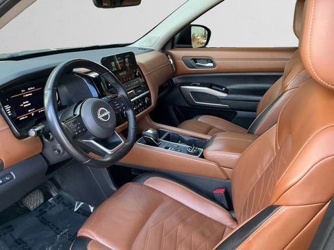 Used 2023 Nissan Pathfinder Platinum image 9