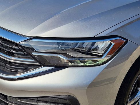 Used 2022 Volkswagen Jetta SE image 8