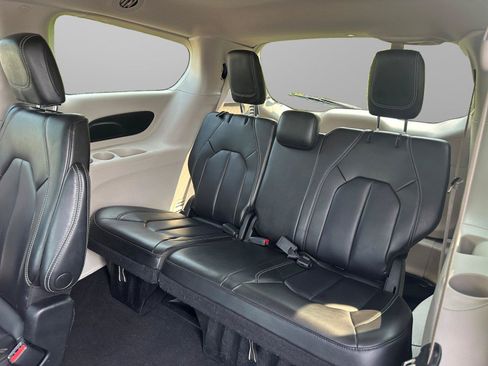 Used 2023 Chrysler Pacifica Touring-L FWD image 13