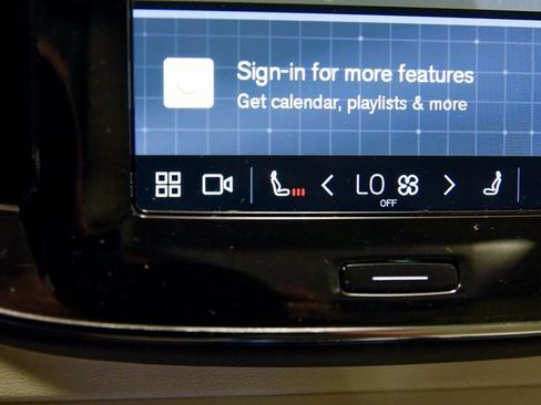 Used 2024 Volvo XC40 B5 Plus image 22