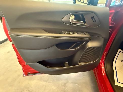 New 2026 Chrysler Pacifica Select FWD image 16