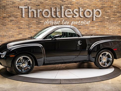 Used 2005 Chevrolet SSR w/ Preferred Equipment Group image 3