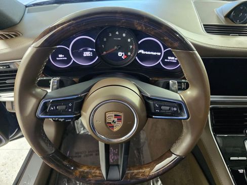 Used 2022 Porsche Panamera RWD image 18