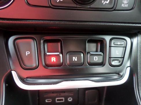 Used 2020 GMC Terrain SLE w/ Driver Convenience Package AWD/4WD image 17