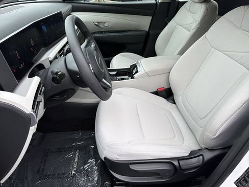 Certified 2025 Hyundai Tucson SE FWD image 9
