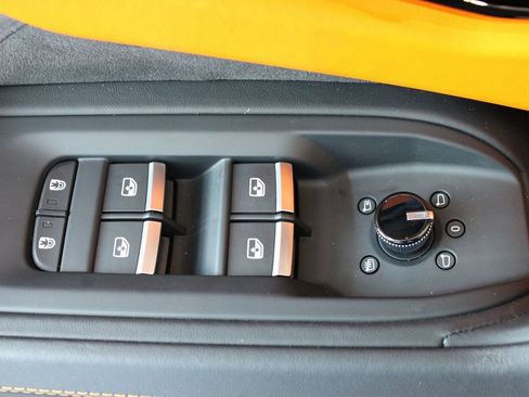 Used 2025 Lamborghini Urus SE AWD/4WD image 16