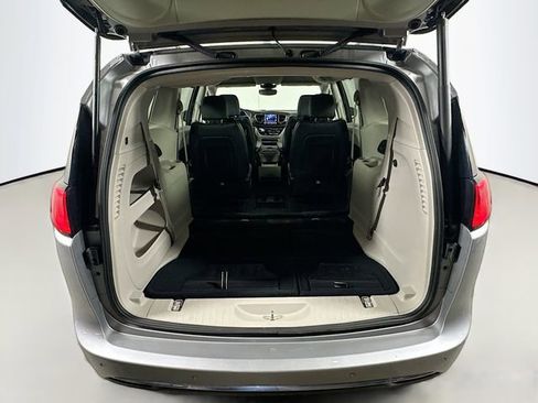 Used 2018 Chrysler Pacifica Touring-L Plus w/ Tire & Wheel Group image 28