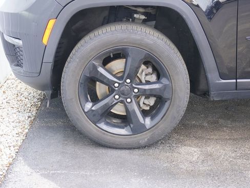 Used 2023 Jeep Grand Cherokee L Limited w/ Black Appearance Package AWD/4WD image 6