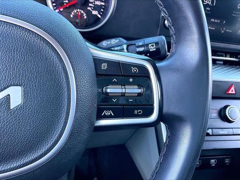 Used 2023 Kia Carnival LX image 23