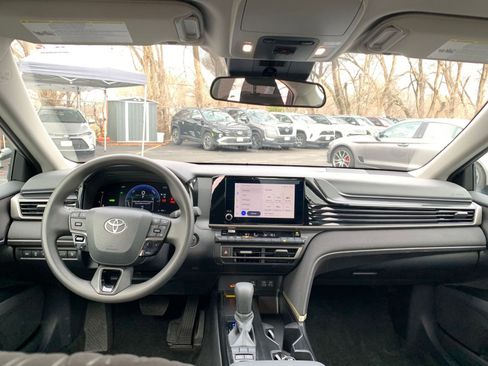 Used 2025 Toyota Camry LE image 32