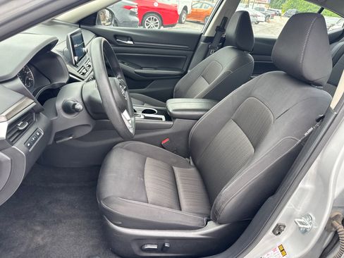 Used 2024 Nissan Altima 2.5 SV FWD image 9
