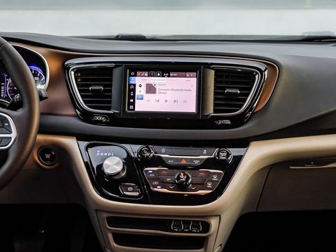 Used 2024 Chrysler Voyager LX image 15