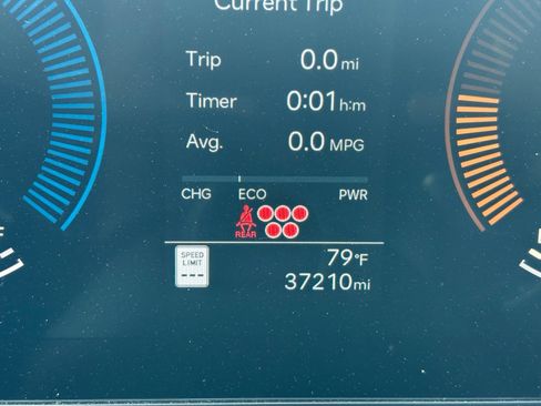Used 2025 Hyundai Santa Fe SEL FWD image 10