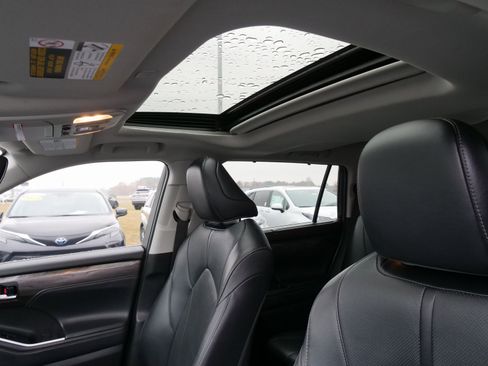 Used 2023 Toyota Highlander Limited image 32