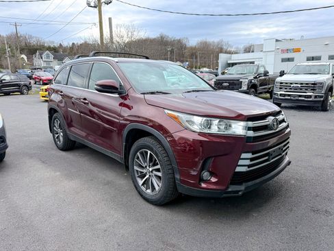 Used 2019 Toyota Highlander XLE image 1