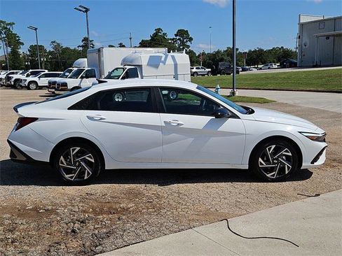 New 2025 Hyundai Elantra SEL image 4