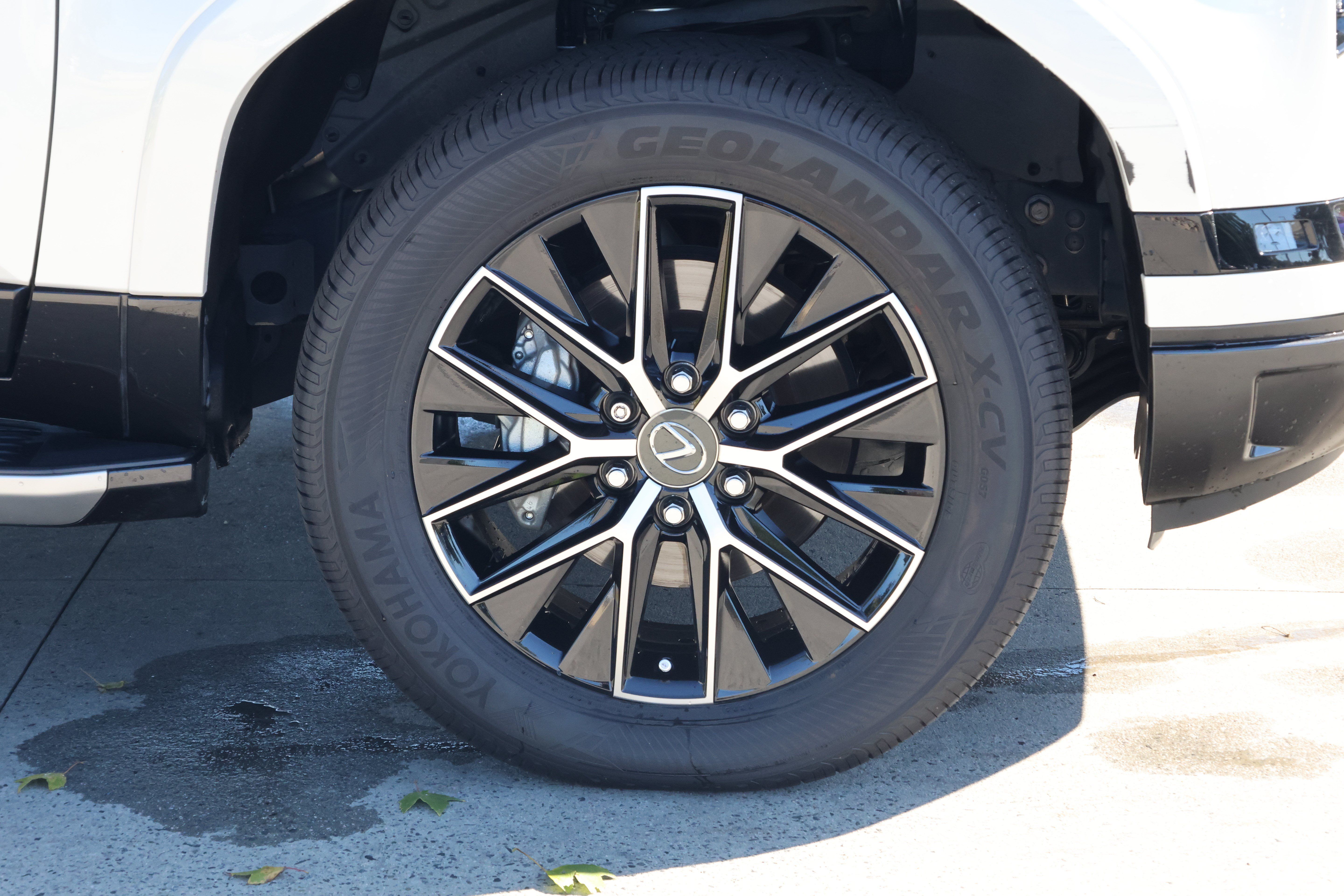 Used 2024 Lexus GX 550 w/ Accessory Package (2T) AWD/4WD image 11