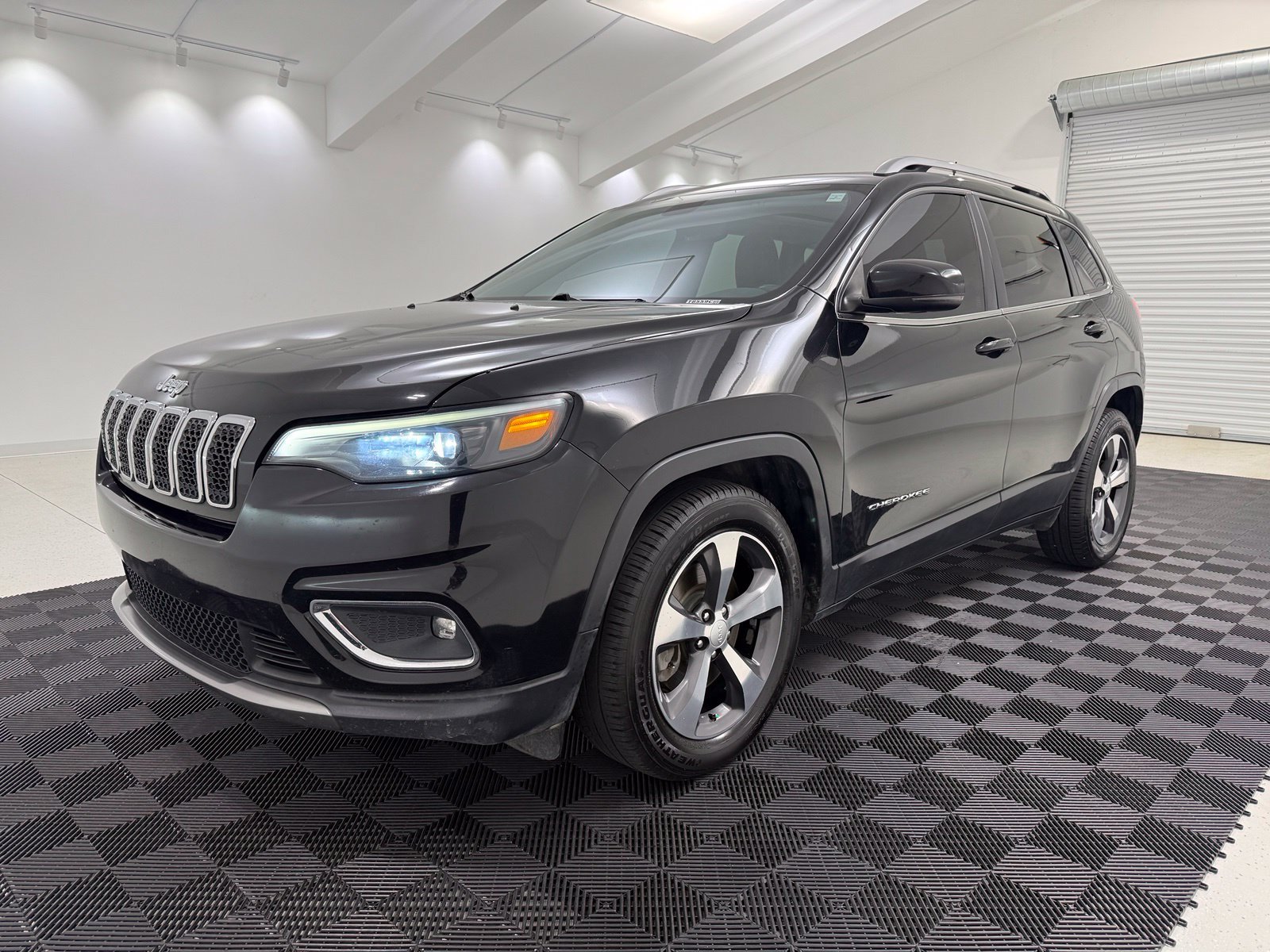 Used 2019 Jeep Cherokee Limited w/ Trailer Tow Group FWD image 3