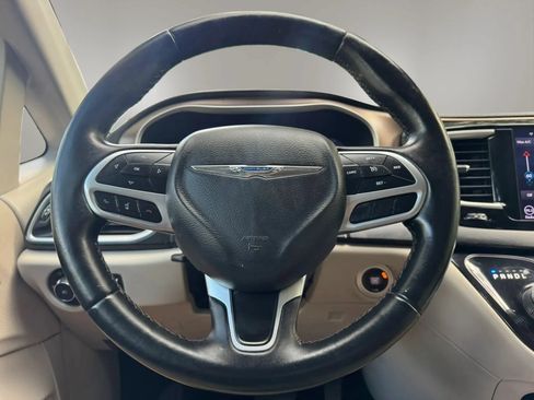 Used 2018 Chrysler Pacifica Touring-L w/ Tire & Wheel Group FWD image 21