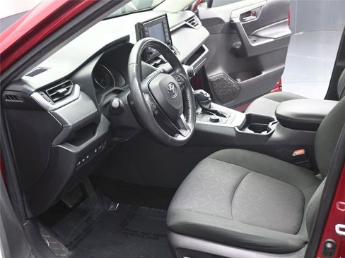 Used 2020 Toyota RAV4 XLE w/ Convenience Package image 5