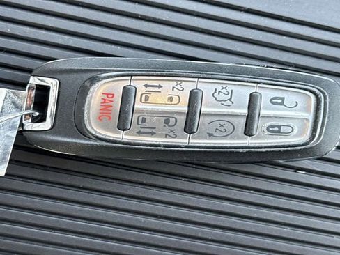 Used 2025 Chrysler Pacifica Limited FWD image 10