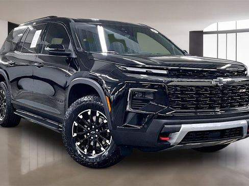 Used 2025 Chevrolet Traverse Z71 w/ Enhanced Driving Package image 3