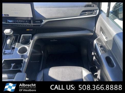 Used 2025 Toyota Sienna XLE Woodland Edition image 22