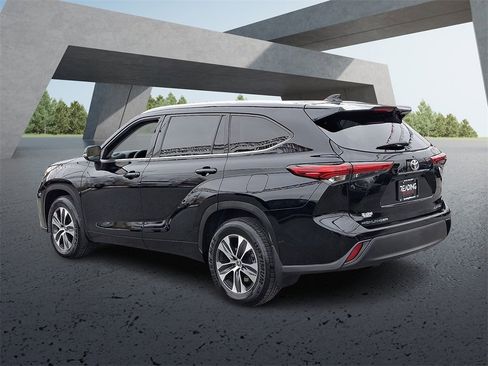 Used 2021 Toyota Highlander XLE image 7