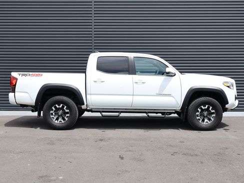 Used 2019 Toyota Tacoma TRD Off-Road AWD/4WD image 4