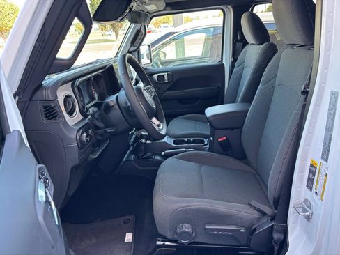 Used 2025 Jeep Wrangler Unlimited Sahara AWD/4WD image 26
