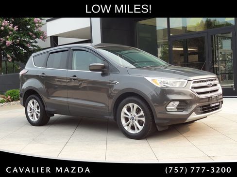 Used 2017 Ford Escape SE FWD image 2