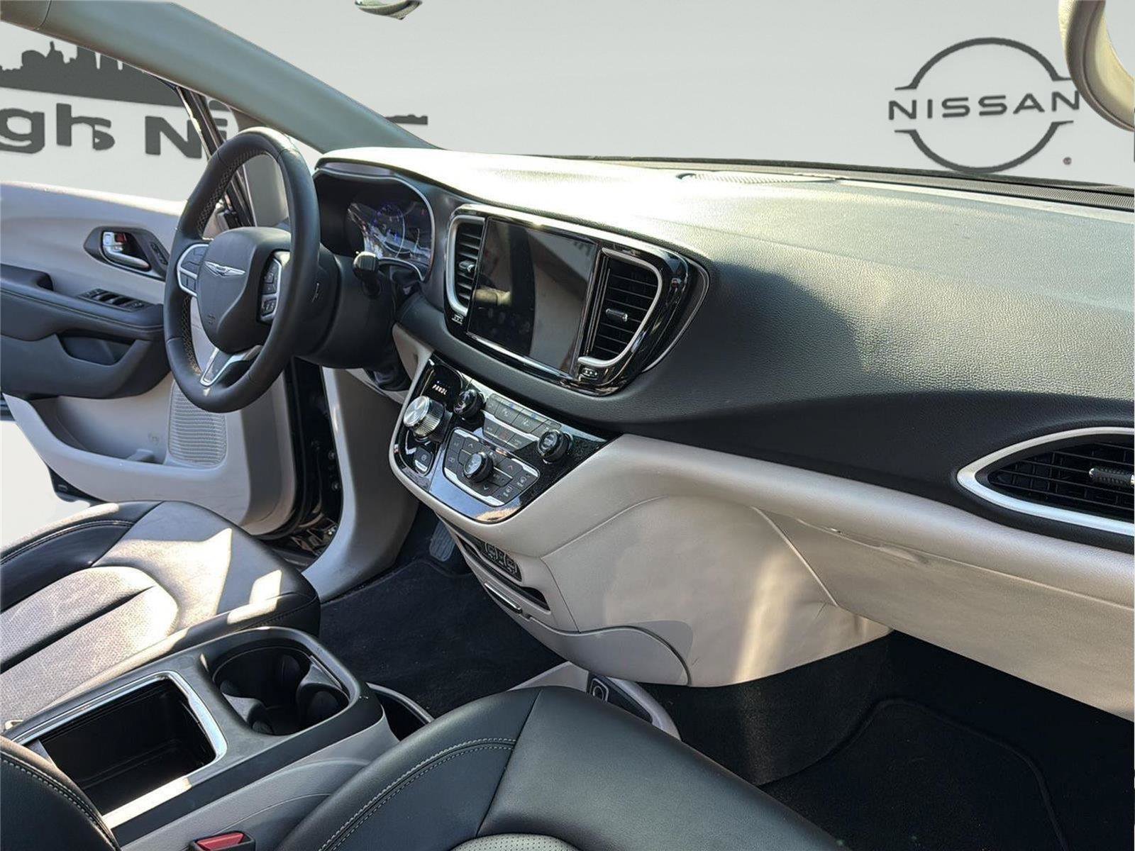 Used 2024 Chrysler Pacifica Touring-L FWD image 36