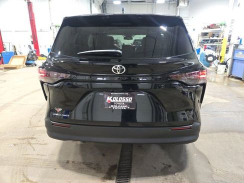Used 2026 Toyota Sienna LE image 5